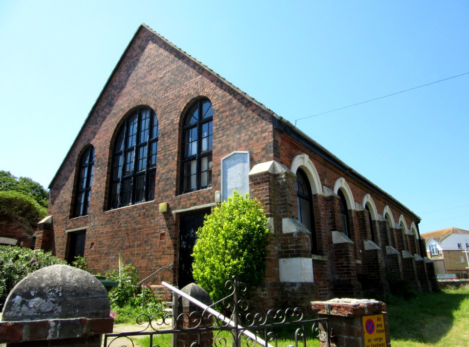 Hastleon Hall (former Congregational and United Reformed Church), Bexhill Road, Bulverhythe, Hastings (June 2015) (2)