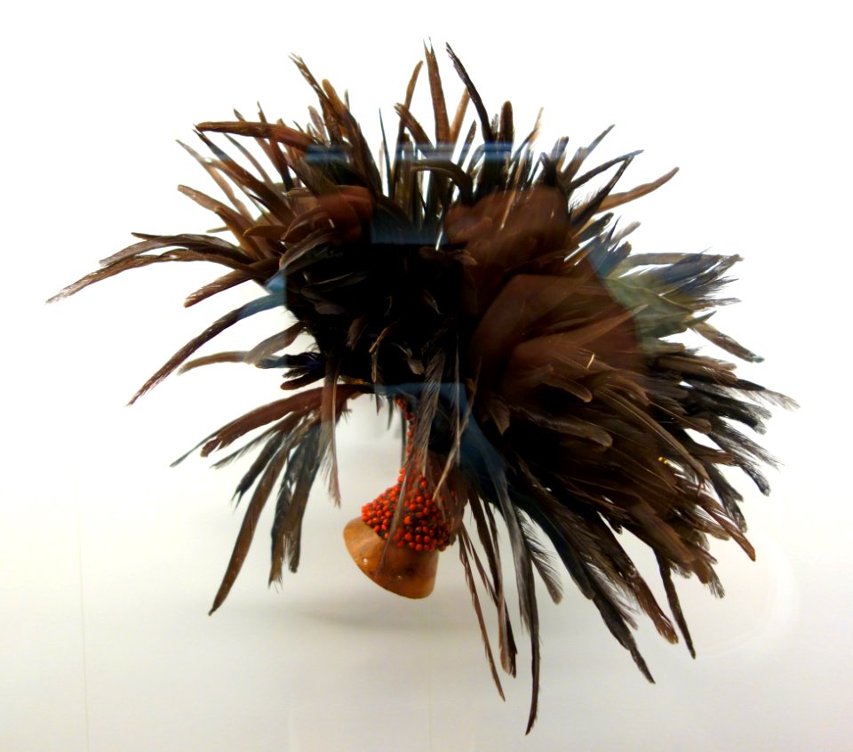 Hat for war dance, feathers - Rundi, Burundi - Royal Museum for Central Africa - DSC07036