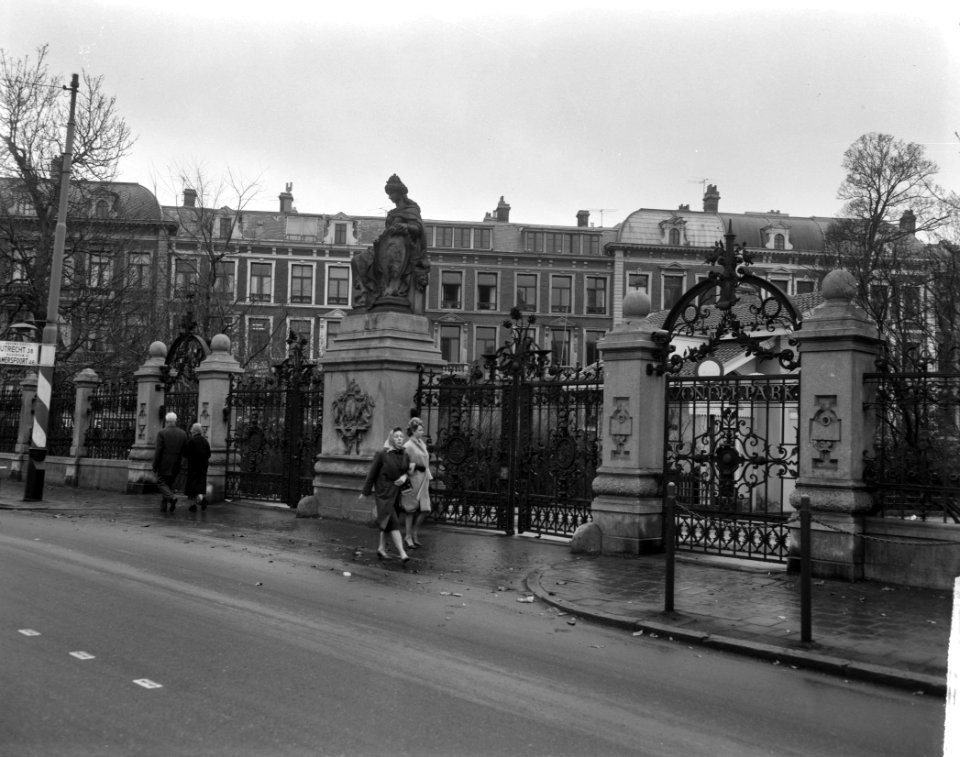 Het Vondelpark in Amsterdam wegens opdooi gesloten, Bestanddeelnr 914-9033