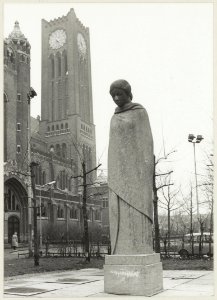 Het verzetsmonument voor gevallenen tijdens de Tweede Wereldoorlog aan de Westergracht, naast de Sint Bavo Kathedraal. NL-HlmNHA 5401036018809k