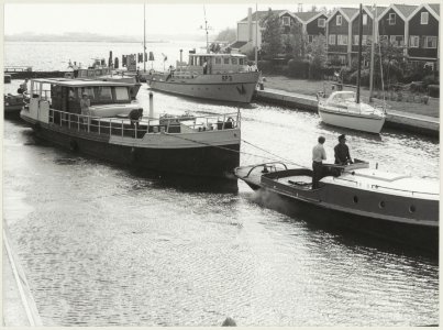 Het verslepen van het illegale woonschip ' de Nieuwe Gracht' van de familie J. Klooster uit Haarlem naar het zijkanaal B. Foto de schepen in de Grote Sluis in Spaarndam. NL-HlmNHA 54012285