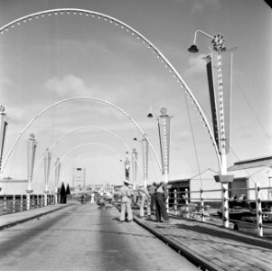 Het versieren van de Emmabrug in Willemstad, Bestanddeelnr 252-2846