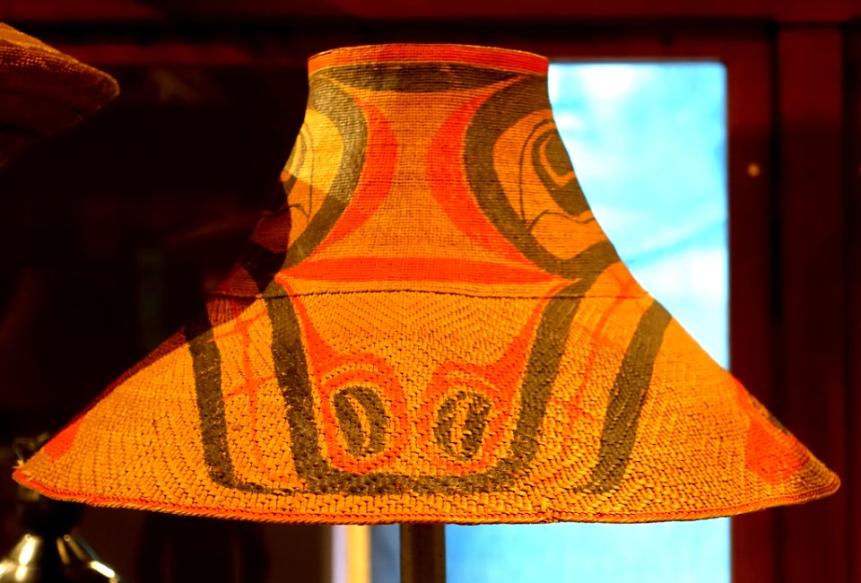 Hat, Haida or Tlingit, spruce root - Native American collection - Peabody Museum, Harvard University - DSC06143