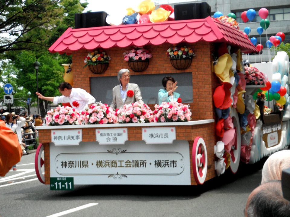 Hayashi Fumiko(right) on the car at the Yokohama parade 2017
