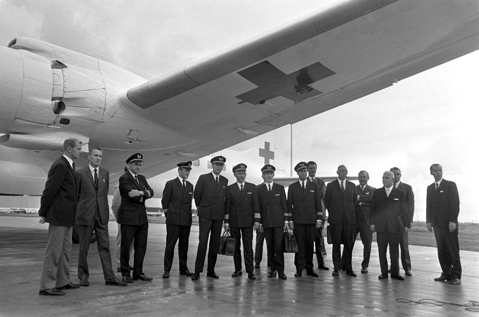 Het vliegtuig (van Martinair) met de bemanning staat klaar voor vertrek, Bestanddeelnr 921-6497