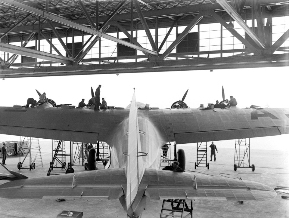 Het vliegtuig Arend van Fokker in een hangar op Schiphol, Bestanddeelnr 190-0072