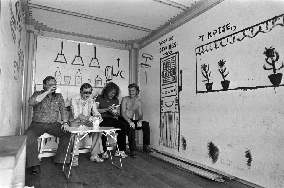 Havenstaking in Rotterdam stakers lunchen in een beschilderde container, Bestanddeelnr 930-4269