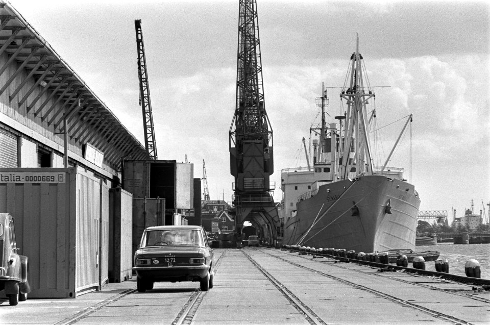 Havenstaking, Amsterdam verlaten kade met kraan, Bestanddeelnr 923-8015