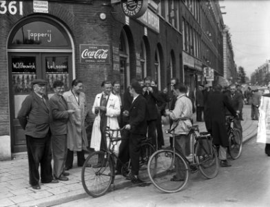 Havenstaking in Amsterdam. Stakers in gesprek, Bestanddeelnr 904-1348