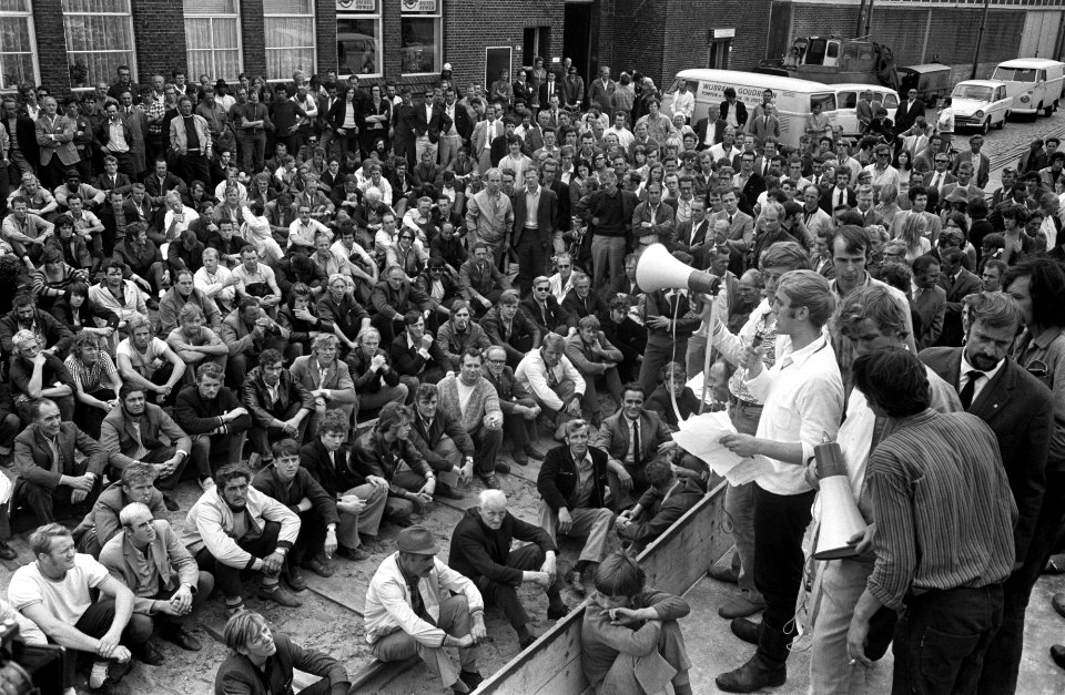 Havenstaking in Rotterdam stakers luisteren op grond zittend naar leiders voor , Bestanddeelnr 923-8066