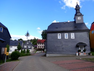 Haus mit Uhr in Friedersdorf, Thüringen
