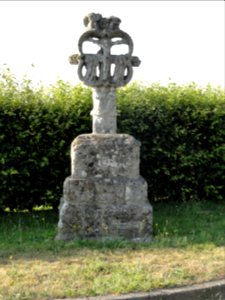 Hattenville (Seine-Mar.) Croix monumentale au hameau de La Croix de Pierre, recto