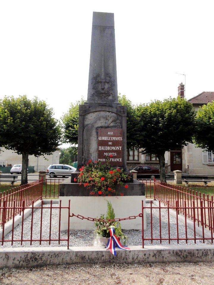 Haudiomont (Meuse) monument aux morts (01)