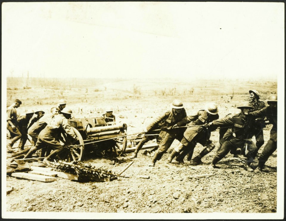 Hauling out a captured German Gun. Near Wytschaete, Bestanddeelnr 158-2814