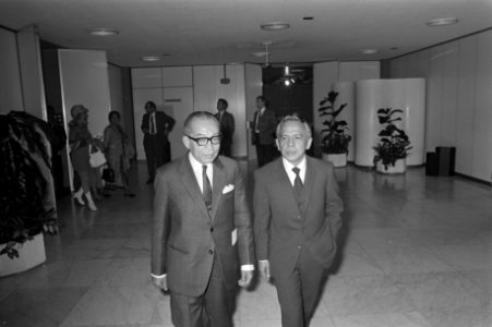 Hatta (l) en de Indonesische ambassadeur in Nederland Natadiningrat, Bestanddeelnr 924-6441