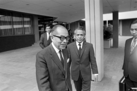 Hatta (l) en de Indonesische ambassadeur in Nederland Natadiningrat, Bestanddeelnr 924-6439