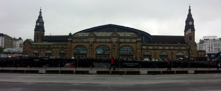 Hauptbahnhof mit Türmen photo