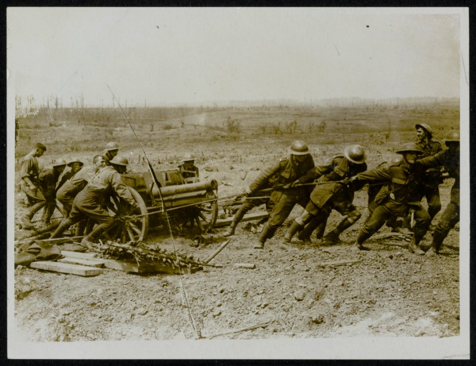 Hauling out a captured German gun. Near Wytschaete, Bestanddeelnr 158-0161