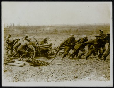 Hauling out a captured German gun. Near Wytschaete, Bestanddeelnr 158-0161