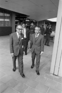 Hatta (l) en de Indonesische ambassadeur in Nederland Natadiningrat ten voeten u, Bestanddeelnr 924-6440
