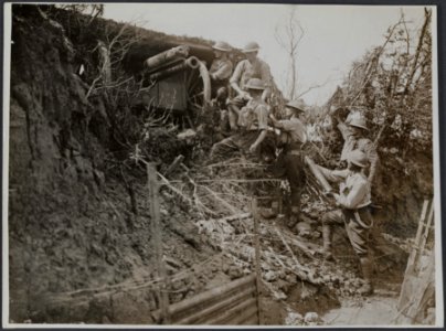 Hauling a Field Gun into position right up over a communication trench ready to , Bestanddeelnr 158-1634