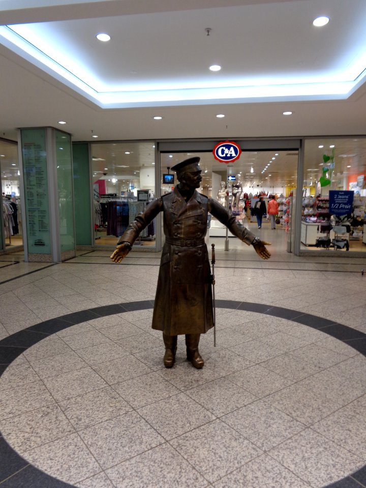 Hauptmannfigur im Forum Koepenick