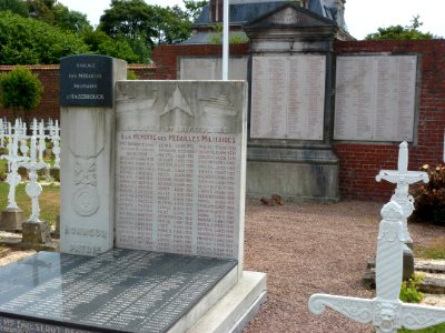 Hazebrouck (Nord, Fr) cimetière communal, monument des morts français 01