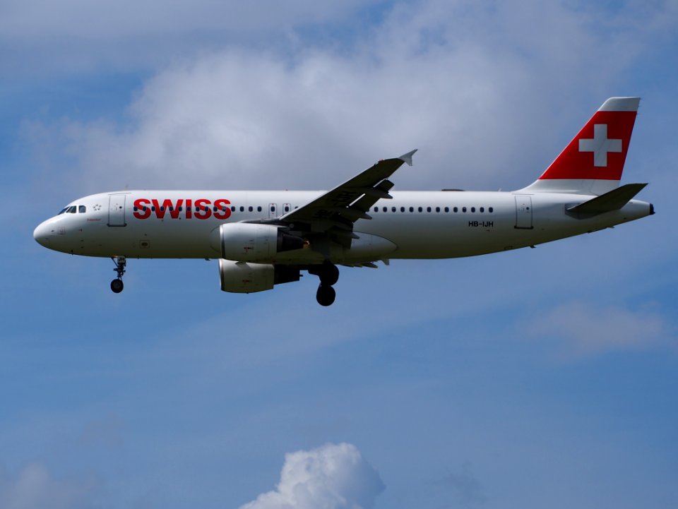 HB-IJH Swiss Airbus A320-214 - cn 574, 12Aug2014, landing at Schiphol (AMS - EHAM), The Netherlands, pic2