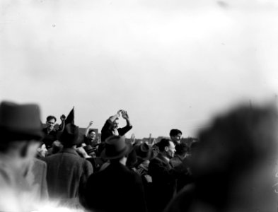 HDVS tegen Haarlem 0-1. Haarlemspelers op supportersschouders, Bestanddeelnr 902-6200