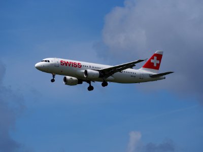 HB-IJH Swiss Airbus A320-214 - cn 574, 12Aug2014, landing at Schiphol (AMS - EHAM), The Netherlands, pic1