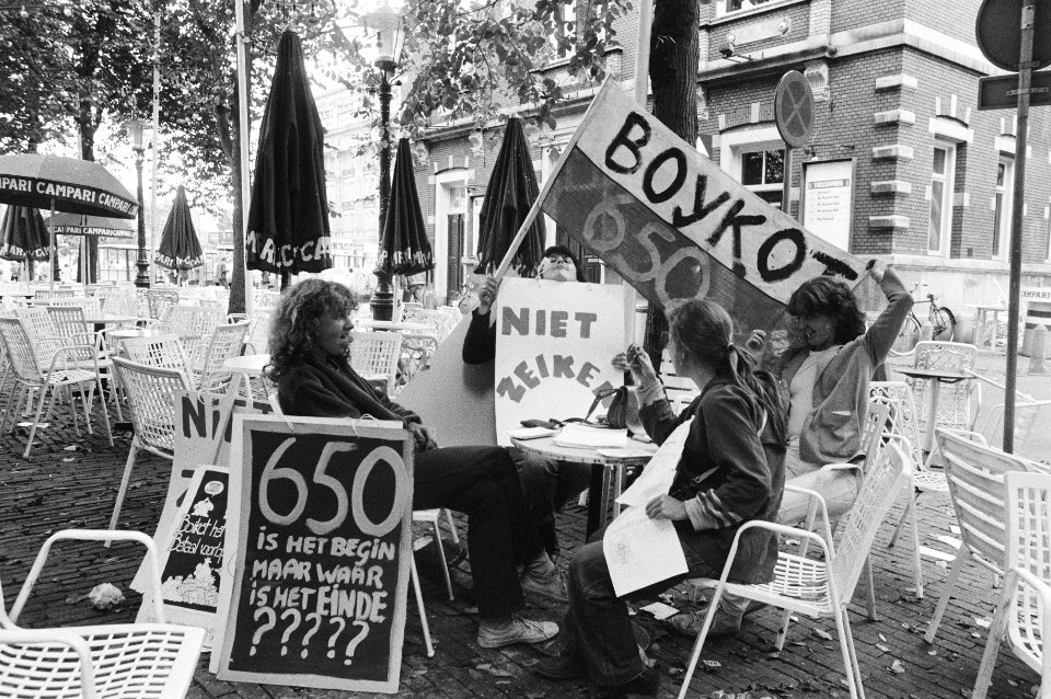HBO-studenten met protestborden op een terrasje op het Leidseplein, Bestanddeelnr 931-6801