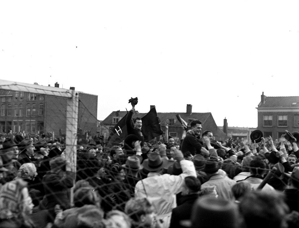 HDVS tegen Haarlem 0-1. Haarlemspelers op supportersschouders, Bestanddeelnr 902-6199