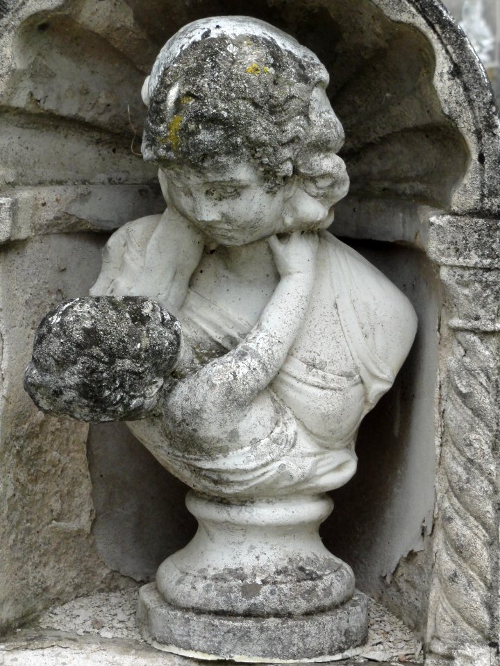 Haussonville (M-et-M) statuette funéraire mère et enfant