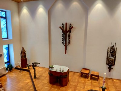 Hauskapelle im Katholisches Alten- und Pflegeheim Sr. Elisabeth Rivet in Neubrandenburg, Altarraum von Orgelempore 1