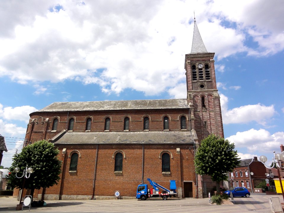Haussy (Nord, Fr) église, vu latérale