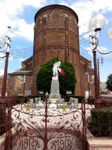 Haussy (Nord, Fr) monument au morts devant chevet église