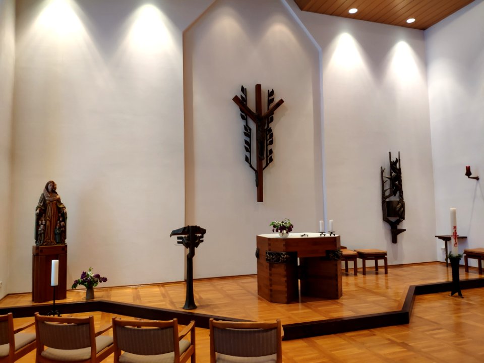 Hauskapelle im katholischen Alten- und Pflegeheim Sr. Elisabeth Rivet in Neubrandenburg, Altarraum mit künstlichem Licht
