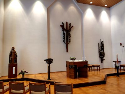 Hauskapelle im katholischen Alten- und Pflegeheim Sr. Elisabeth Rivet in Neubrandenburg, Altarraum mit künstlichem Licht