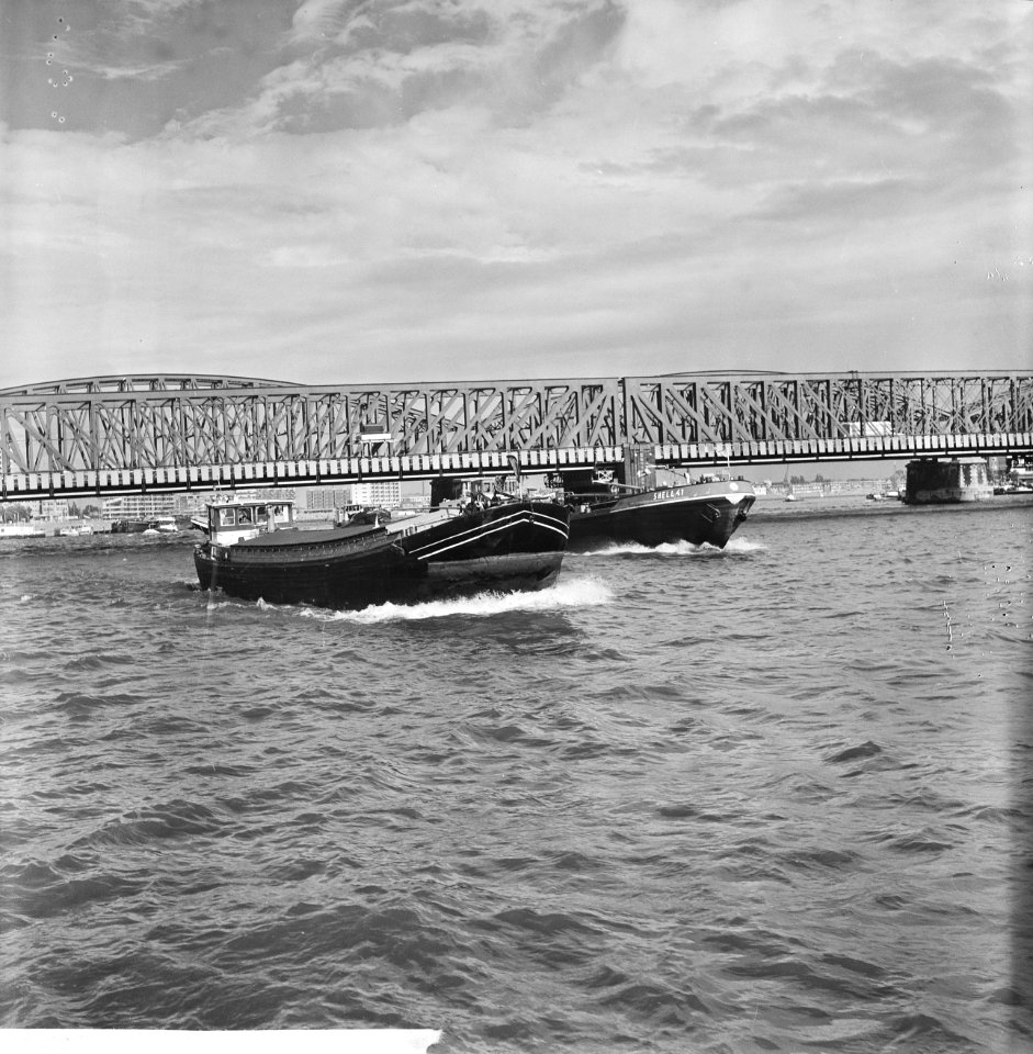 Havengezichten Rotterdam, scheepvaartverkeer achtergrond Maasbruggen, Bestanddeelnr 918-1753