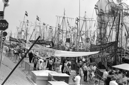 Haven met schepen en demonstranten, Bestanddeelnr 932-6322