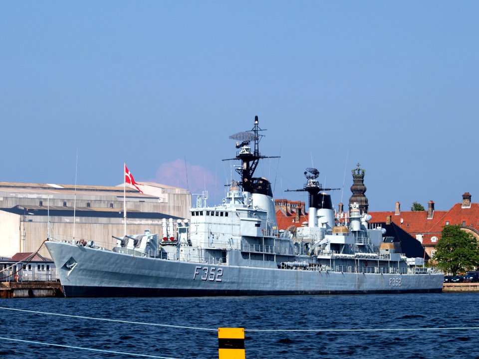 HDMS Peder Skram (F352) pic1