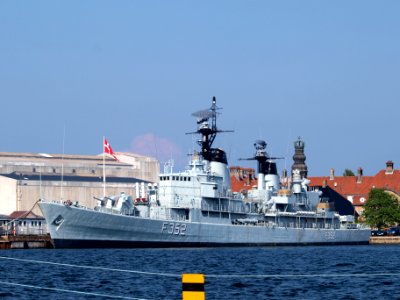 HDMS Peder Skram (F352) pic1