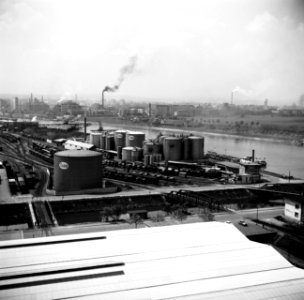 Haven van Bazel-Kleinhüningen met opslagtanks van Esso en BP, gezien vanaf de Si, Bestanddeelnr 254-1271