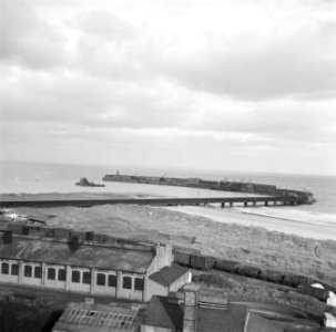 Havenpier in Rosslare met links een baggermolen en op de voorgrond een goederen…, Bestanddeelnr 191-0907