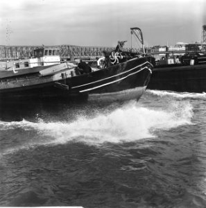 Havengezichten Rotterdam, scheepvaartverkeer achtergrond Maasbruggen, Bestanddeelnr 918-1752
