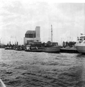 Havengezichten Rotterdam, Parkkade met Ventilatiegeb. Maastunnel, Bestanddeelnr 918-1747
