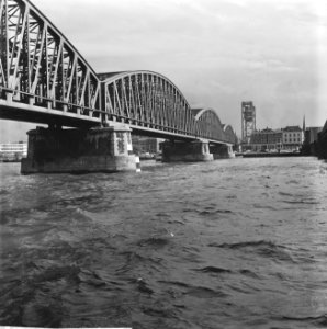 Havengezichten Rotterdam, Maasbruggen, achtergrond flats Maasboulevard, Bestanddeelnr 918-1754
