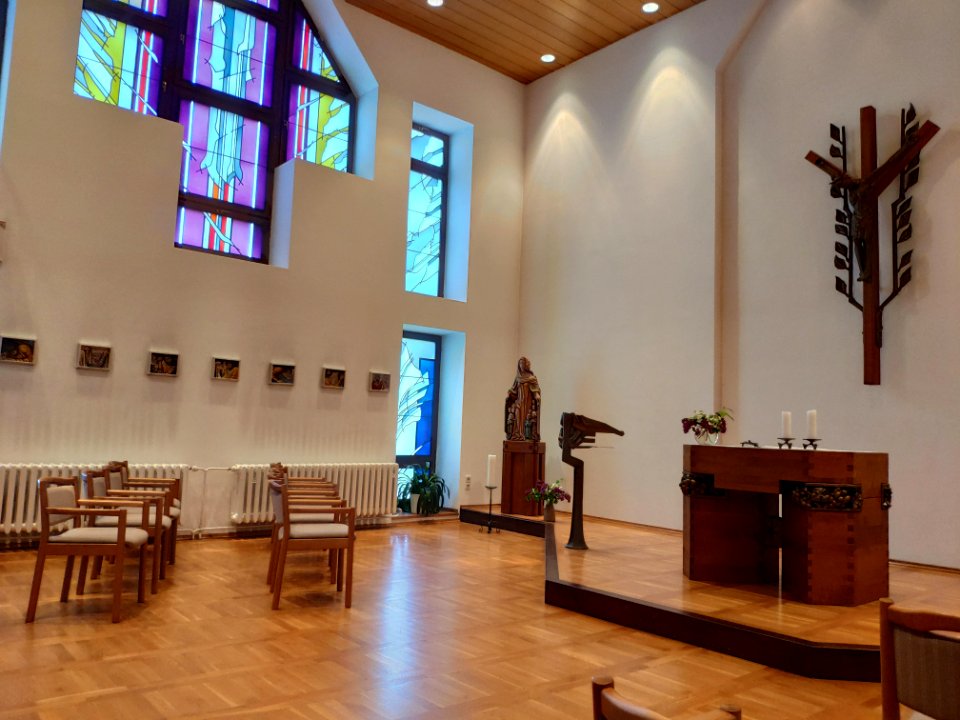 Hauskapelle im katholischen Alten- und Pflegeheim Sr. Elisabeth Rivet in Neubrandenburg, Fenster