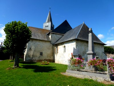 Hauteville (Ardennes) église et monument aux morts