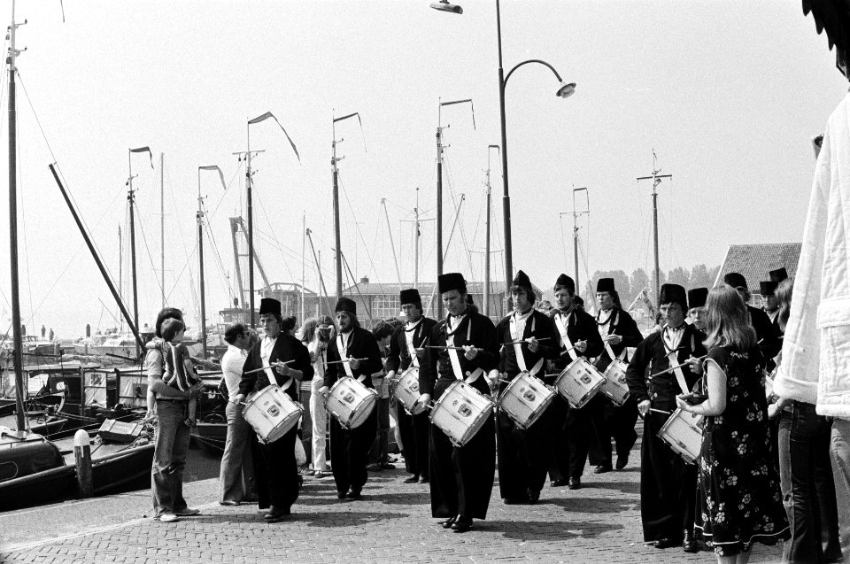 Haven van Volendam met drumband in klederdracht, Bestanddeelnr 930-2976